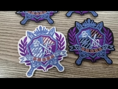 Niestandardowe etykiety haftowe Plastry transferu ciepła dla etykiet odzieży