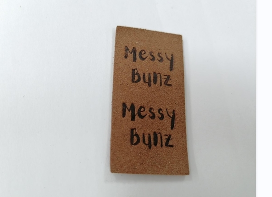 Zamszowa etykieta ze skóry z mikrofibry PU, którą można prać z wytłoczonym logo