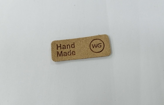 Wytłaczane logo Skórzane naszywki z mikrofibry PU Zmywalne etykiety Szyte na odzieży