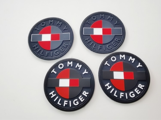 Matowe silikonowe logo drukowane na diagonalnych etykietach odzieżowych w wielu kolorach