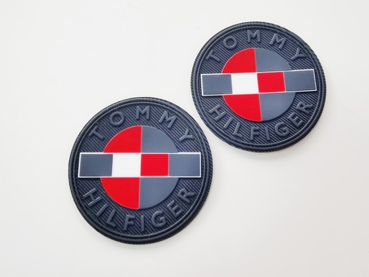 Matowe silikonowe logo drukowane na diagonalnych etykietach odzieżowych w wielu kolorach