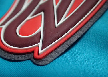 Niestandardowe wytłoczone samoprzylepne naszywki z logo, silikonowe gumowe etykiety 3D