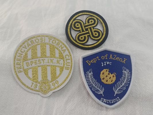 Zindywidualizowany wyrafinowany projekt logo wyświetlony na tkaninach