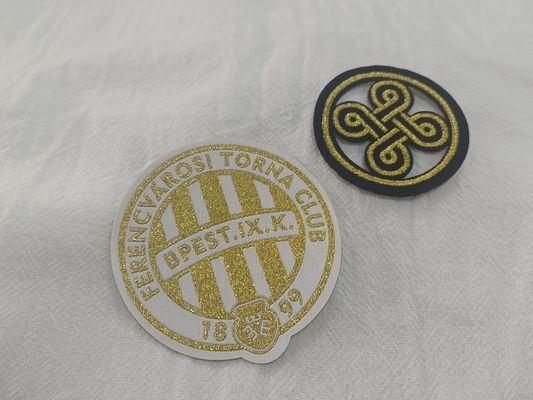 Zindywidualizowany wyrafinowany projekt logo wyświetlony na tkaninach