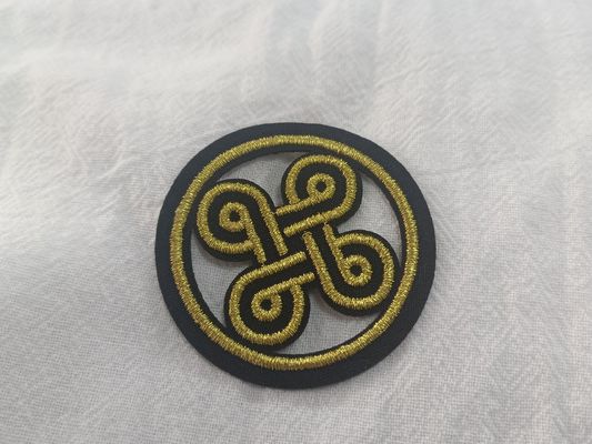 Zindywidualizowany wyrafinowany projekt logo wyświetlony na tkaninach