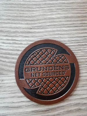 Niestandardowe grawerowanie laserowe Logo marki Skóra wygrawerowana naprawa plasterek Etykieta puste tag Leatherette PU plasterki do dżinsów Beanie