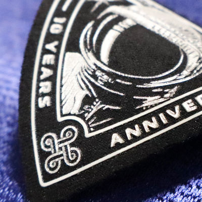 Etykieta na zamówienie Błyskotliwa etykieta silikonowa Etykieta transferu ciepła Gumkowe logo dla odzieży