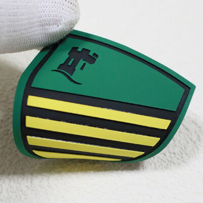 Niestandardowe etykiety drukowane na ekranie silikonowym wodoodporne trwałe etykiety logo dla odzieży sportowej i mundurów