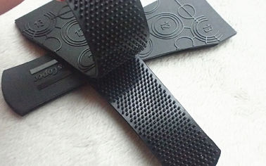 Naszywki na odzież na zamówienie Naszywki na odzież TPU na rzepy Niewielka powierzchnia z połyskiem z wytłoczonym plastikowym logo