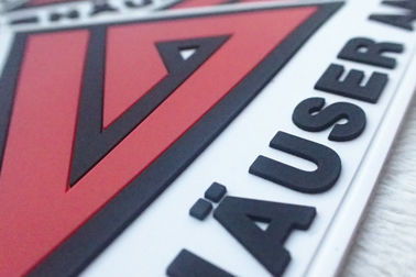 Czerwone i białe wytłoczone odznaki silikonowe Spersonalizowane logo gumowe miękkie PCV