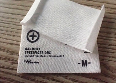 Etykiety z bawełny tkane z białym tłem i druk graficzny logo
