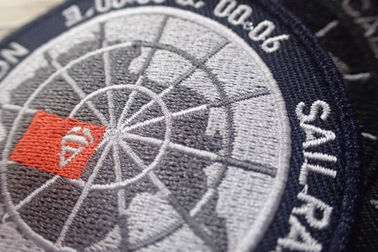 Zmywalne plastry na odzież z czarnego poliestru na ubrania / Samoprzylepne naszywki z haftem