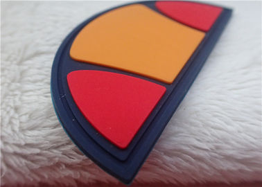 Wiele kolorów półkolistych łatek z logo z gumy do dekoracji toreb
