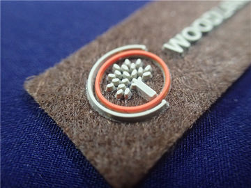 Naszywki niestandardowe OEKO Formowanie wtryskowe Podwójny kolor na logo 3D z włókniny