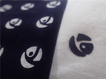 Krótkie pluszowe, monochromatyczne, uciekające logo przenikania ciepła do odzieży w jasnym niebieskim kolorze