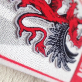 Nowoczesne ubrania Żelazko na łatach Kształt tarczy Logo smoka Pluszowy druk Uciekający do dekoracji odzieży