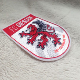 Nowoczesne ubrania Żelazko na łatach Kształt tarczy Logo smoka Pluszowy druk Uciekający do dekoracji odzieży