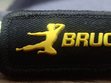 Naszywki z niestandardowej kolorystycznej odzieży Pantone 3D Silicon Injection Interlocking Edge Woven Label