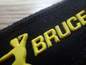 Naszywki z niestandardowej kolorystycznej odzieży Pantone 3D Silicon Injection Interlocking Edge Woven Label