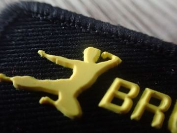 Naszywki z niestandardowej kolorystycznej odzieży Pantone 3D Silicon Injection Interlocking Edge Woven Label