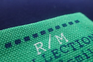 Prostokątne sitodrukowe niestandardowe tkane etykiety na ubrania, czapki