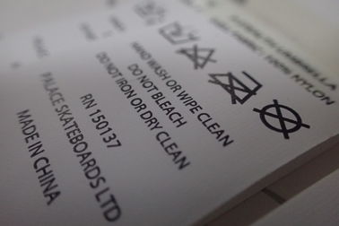 Cięcie na płasko Niestandardowe sitodrukowe Nylonowe etykiety na torby, ręczniki