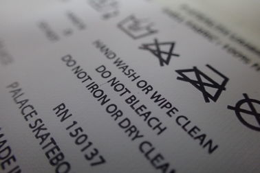 Cięcie na płasko Niestandardowe sitodrukowe Nylonowe etykiety na torby, ręczniki