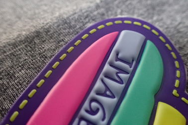 Profesjonalne wytłoczone niestandardowe naszywki TPU / 3D gumowe łatki Kolor Pantone