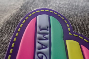Profesjonalne wytłoczone niestandardowe naszywki TPU / 3D gumowe łatki Kolor Pantone