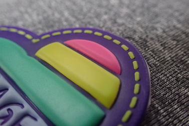 Profesjonalne wytłoczone niestandardowe naszywki TPU / 3D gumowe łatki Kolor Pantone