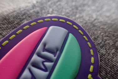 Profesjonalne wytłoczone niestandardowe naszywki TPU / 3D gumowe łatki Kolor Pantone