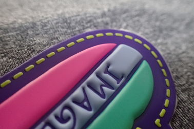 Profesjonalne wytłoczone niestandardowe naszywki TPU / 3D gumowe łatki Kolor Pantone