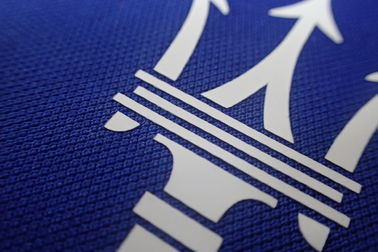 Niestandardowe logo Atramentowe łatki termotransferowe Etykiety materiałowe na koszulki polo, ubrania sportowe