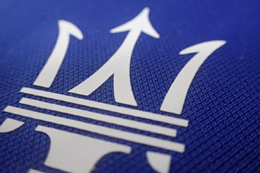 Niestandardowe logo Atramentowe łatki termotransferowe Etykiety materiałowe na koszulki polo, ubrania sportowe