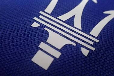 Niestandardowe logo Atramentowe łatki termotransferowe Etykiety materiałowe na koszulki polo, ubrania sportowe