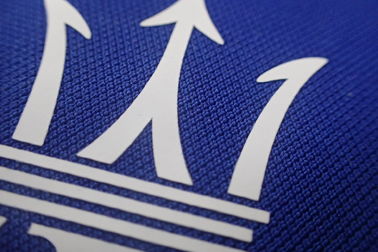 Niestandardowe logo Atramentowe łatki termotransferowe Etykiety materiałowe na koszulki polo, ubrania sportowe