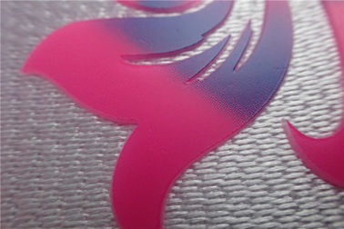 Modne naszywki z materiału Tatami Aaterial, z kolorowym logo 3D na naszywkach