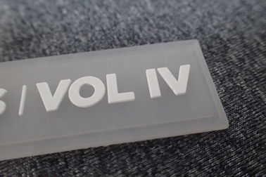 Ręcznie robione gumowe naszywki z logo na jednolite / gumowe etykiety odzieżowe