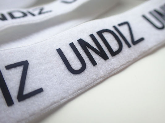 Drukowane silikonowe logo na elastycznej taśmie na zamówienie