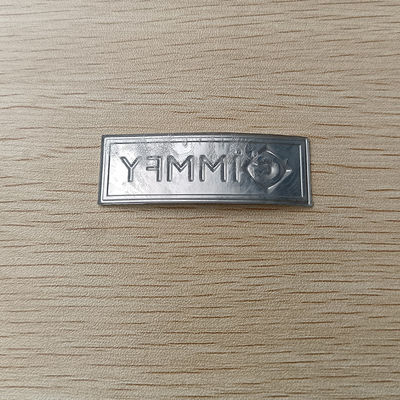 Wytłaczane naszywki z miękkiej TPU o wysokiej częstotliwości Półprzezroczyste logo z nazwą tęczy