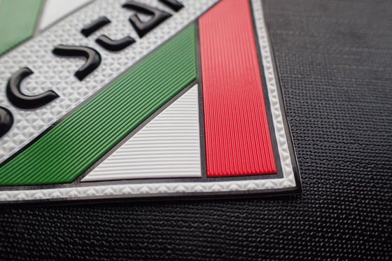 OEM Niestandardowe wytłoczone logo 3D Miękkie naszywki z TPU na ubrania