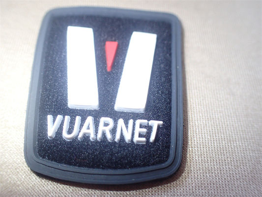 Etykieta odzieży OEM 3D Micro Injection Badge Niestandardowe logo na włóknie
