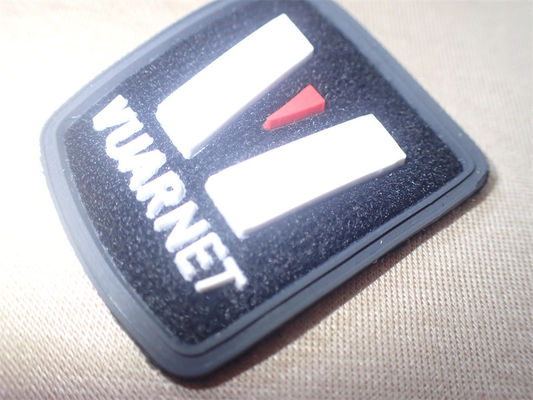 Etykieta odzieży OEM 3D Micro Injection Badge Niestandardowe logo na włóknie