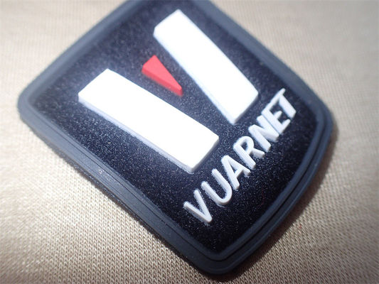 Etykieta odzieży OEM 3D Micro Injection Badge Niestandardowe logo na włóknie