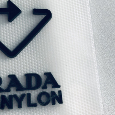 Efekt 3D Ekologiczna etykieta silikonowa do przenoszenia ciepła Kolor Pantone do odzieży