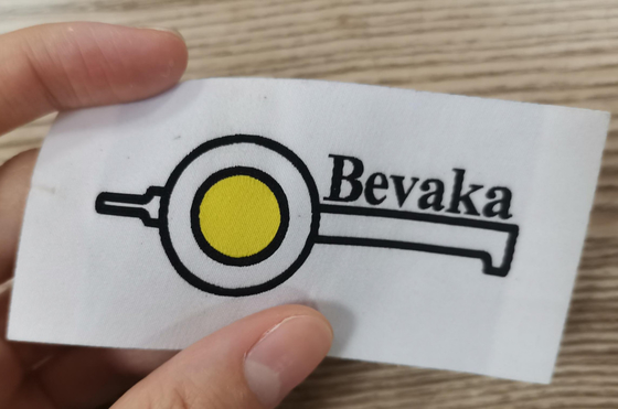T Shirt Zmywalne tkane etykiety na ubrania Przycinanie krajki do odzieży