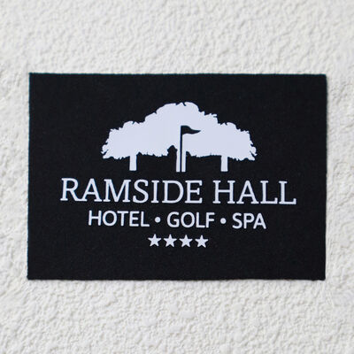 Wysokiej jakości płaska naklejka silikonowa trwałe logo marki do dodatków odzieżowych