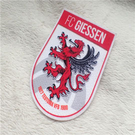 Nowoczesne ubrania Żelazko na łatach Kształt tarczy Logo smoka Pluszowy druk Uciekający do dekoracji odzieży